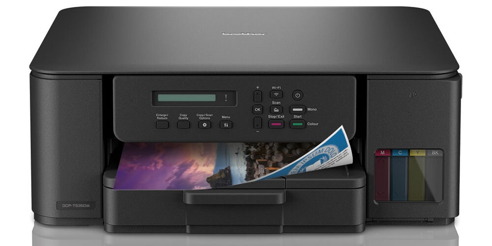 Urządzenie wielofunkcyjne BROTHER DCP-T535DW Druk w kolorze, Automatyczny druk dwustronny, Wi-Fi prezentacja urządzenia od przodu na białym tle z wydrukowaną kartką kolorowy wydruk zdjęć efektowne dokumenty tworzenie profesjonalnych materiałów