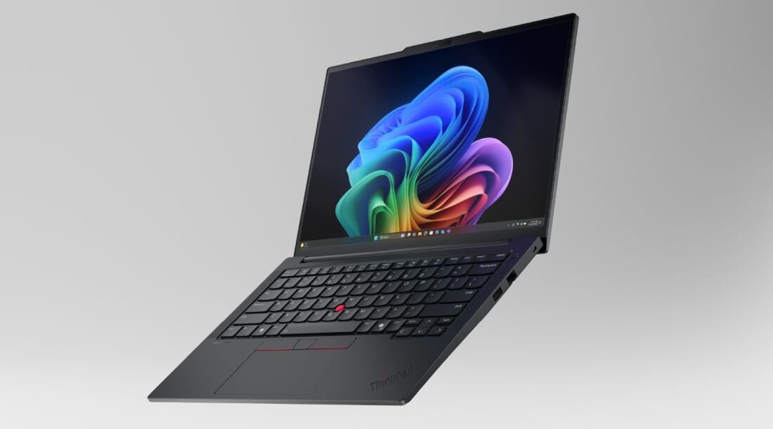 Laptop Lenovo ThinkPad E14 Gen 7 z matową obudową prezentowany pod kątem na jasnym tle w aranżacji produktowej do biura - Wprowadzenie / Dla kogo jest ten laptop