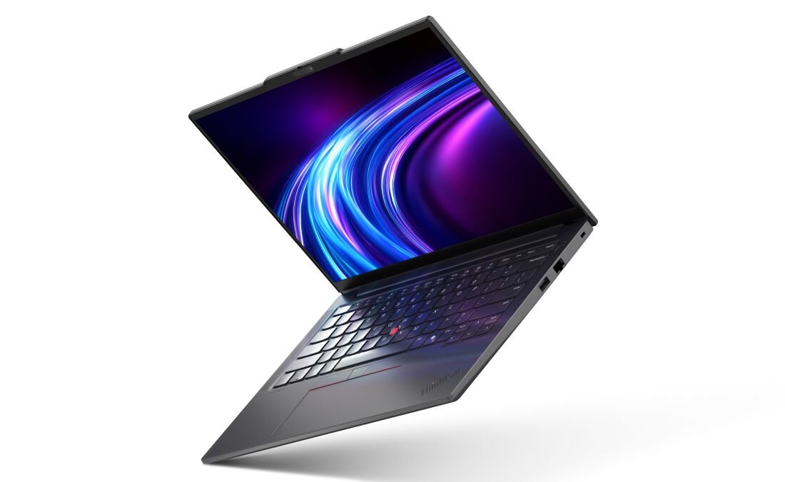 Laptop Lenovo ThinkPad E14 Gen 7 z szybkim dyskiem SSD ukazany pod kątem na jasnym tle prezentuje smukłą konstrukcję do pracy biurowej - Dysk SSD M.2 PCIe Gen 4 NVMe