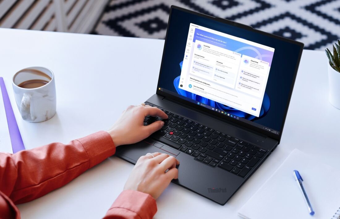 Osoba korzysta z laptopa Lenovo ThinkPad z funkcjami AI podczas pracy zdalnej przy nowoczesnym biurku domowym