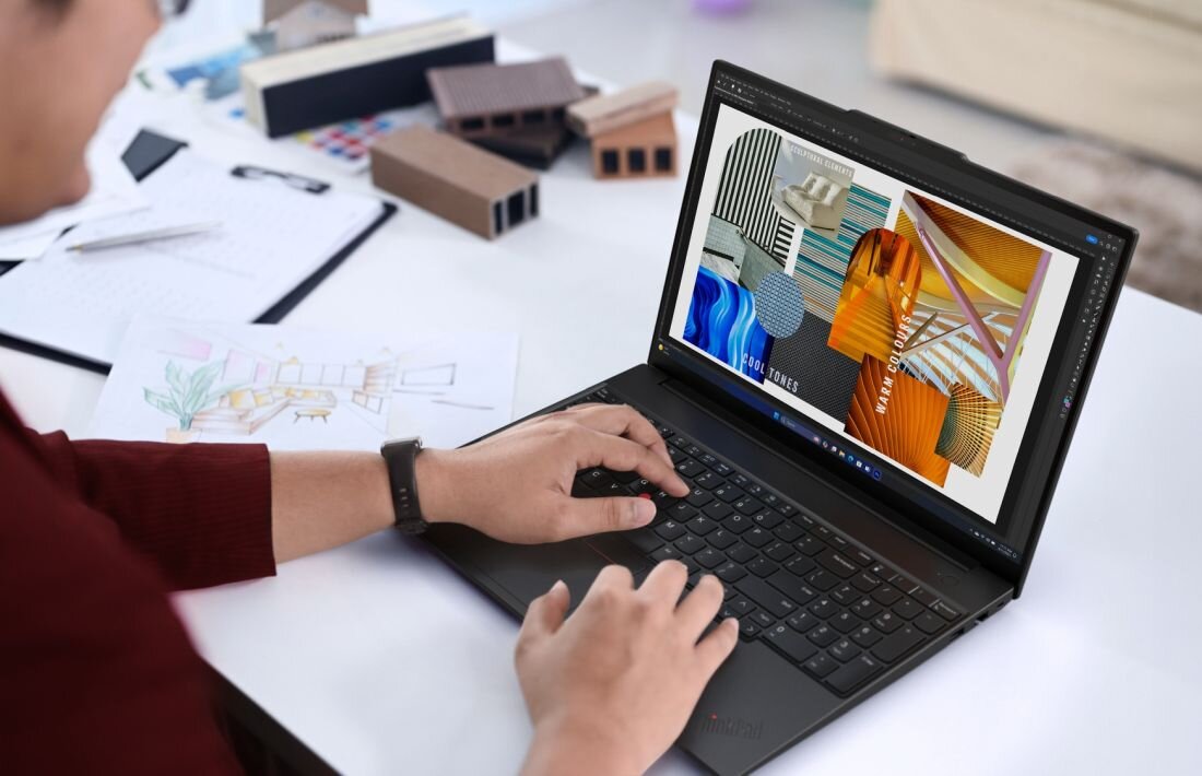 Osoba korzysta z laptopa Lenovo ThinkPad podczas projektowania graficznego w biurze i pracy kreatywnej - Wi-Fi 6E i Bluetooth 5.3