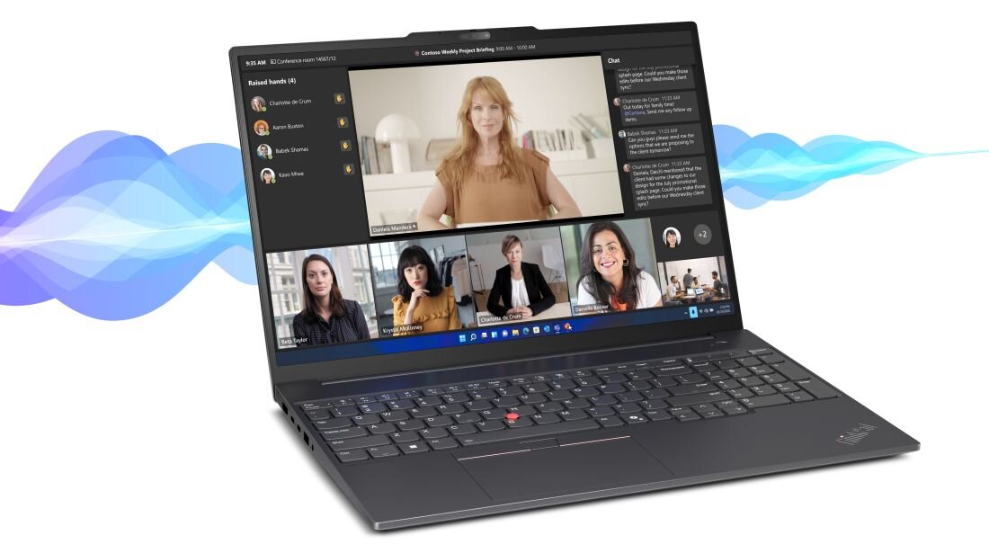 Laptop Lenovo ThinkPad z systemem audio Harman prowadzi wideokonferencję podczas komunikacji zespołowej i pracy hybrydowej - Dźwięk Harman — głośniki