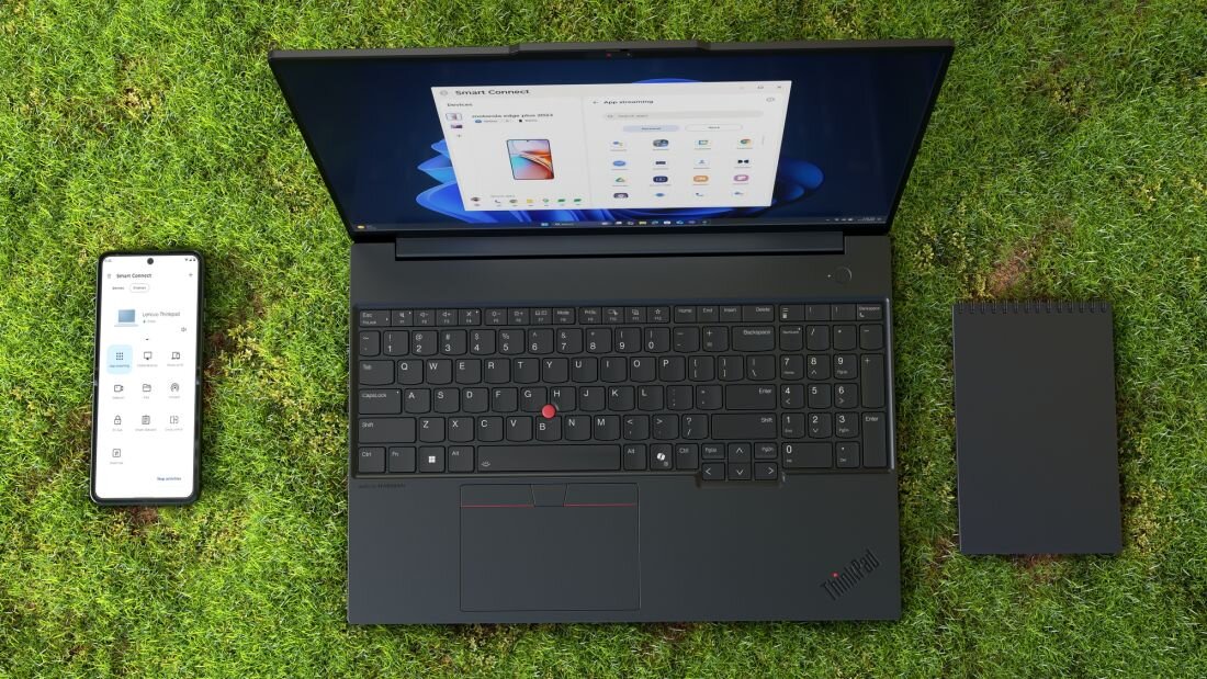 Laptop Lenovo ThinkPad z aplikacją Smart Connect leży na trawie obok smartfona podczas mobilnej pracy i synchronizacji urządzeń - Waga 1,63 kg i wymiary
