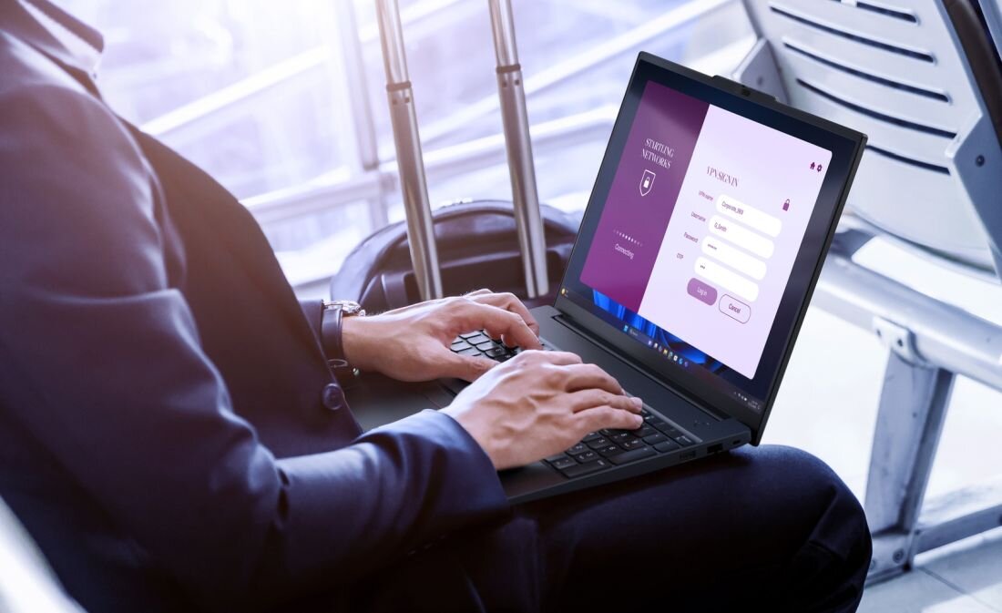 Osoba korzysta z laptopa Lenovo ThinkPad z pamięcią RAM podczas pracy mobilnej na lotnisku i logowania do systemu - Pamięć RAM DDR5 5600 MHz