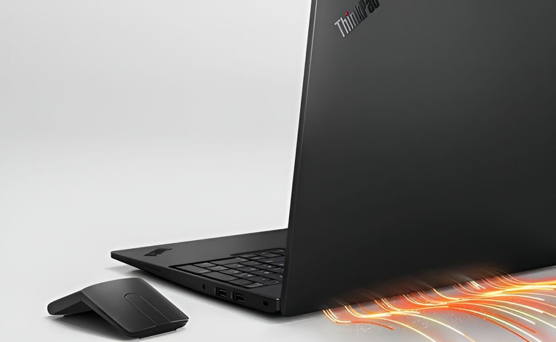 Laptop Lenovo ThinkPad w scenie testowej podkreśla wytrzymałość certyfikatu MIL‑STD‑810H w pracy mobilnej. - Wytrzymałość z certyfikatem MIL-STD-810H