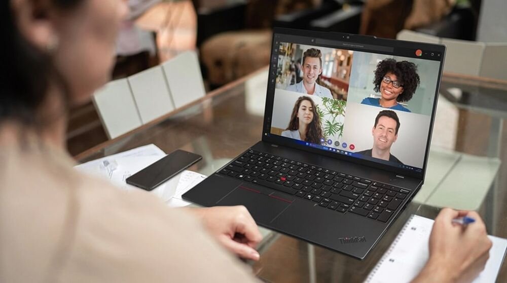 Laptop Lenovo ThinkPad wyświetla wideokonferencję z aktywną kamerą, wspierając komunikację w pracy zdalnej. - Kamera 5 Mpx z hybrydowym sensorem podczerwieni 