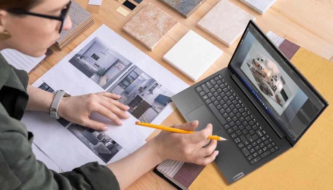 Laptop LENOVO V15 na biurku z widocznym logo Lenovo – Laptop dla biznesu