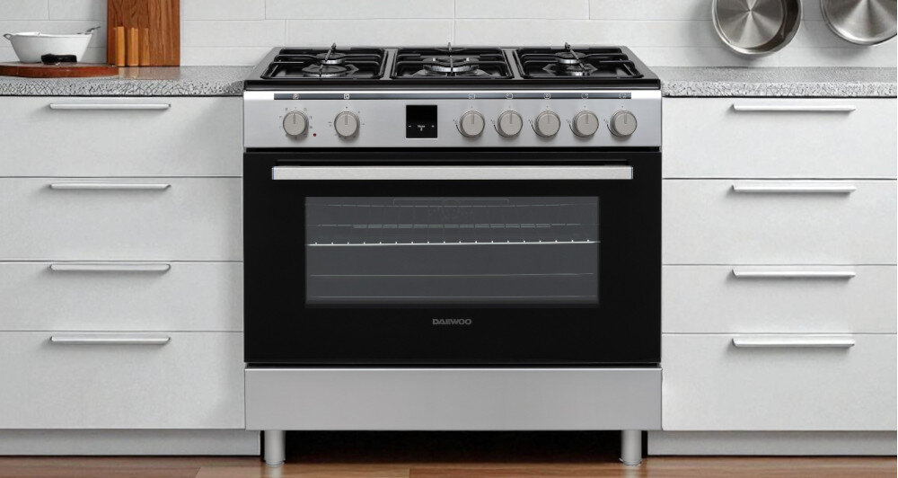 KUCHNIA DAEWOO F96CGDTE19INM-PL wizualizacja lifestyle kuchnia front pokrętła programator palniki gazowe ruszt piekarnik pojemność 105 litrów 5 stref gotowania wok 9 programów pieczenia Elegancki wygląd konstrukcja