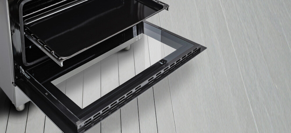 KUCHNIA DAEWOO F96CGDTE19INM-PL wizualizacja lifestyle piekarnik otwarty bok drzwiczki blacha Prowadnica teleskopowa bezpieczne komfortowe wysuwanie