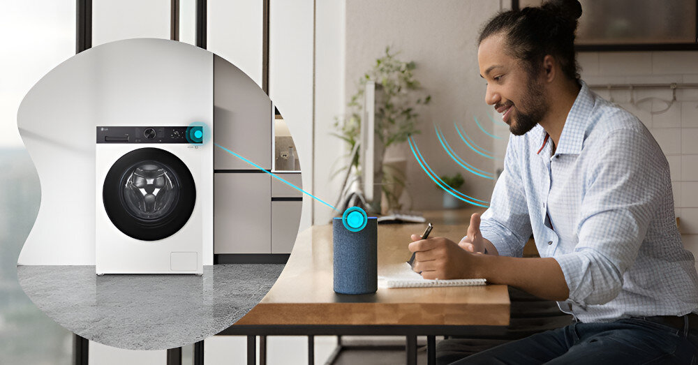 PRALKA LG SLIM F2X50S9THBFotografia pokazuje mężczyznę przy stole oraz głośnik inteligentny, który „komunikuje się” z pralką LG widoczną w grafice po lewej, podkreślając obsługę urządzenia głosem.