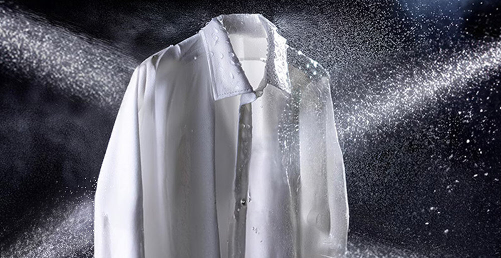 PRALKA LG SLIM F2X50S9THB Na zdjęciu widać białą koszulę spryskiwaną intensywną mgiełką wody z kilku stron, co symbolizuje skuteczne i delikatne pranie tkanin.