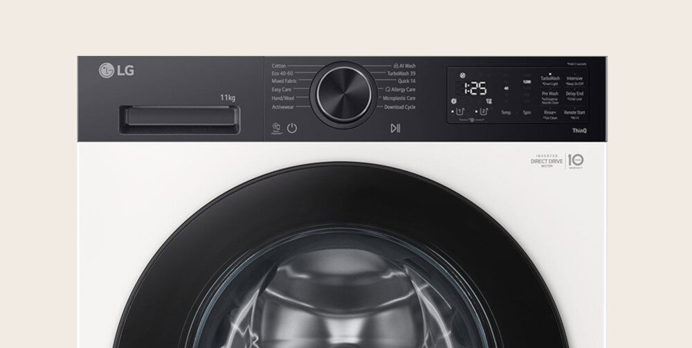 PRALKA LG F4X5509THB Grafika przedstawia drzwi pralki wypełnione ubraniami na tle czystej wody, z ikoną koszulki i opadających cząstek symbolizujących mikroplastik. Na dole widoczny jest okrągły znacznik „60%” ze strzałką w dół, podkreślający redukcję uwalniania mikroplastiku dzięki specjalnemu programowi prania