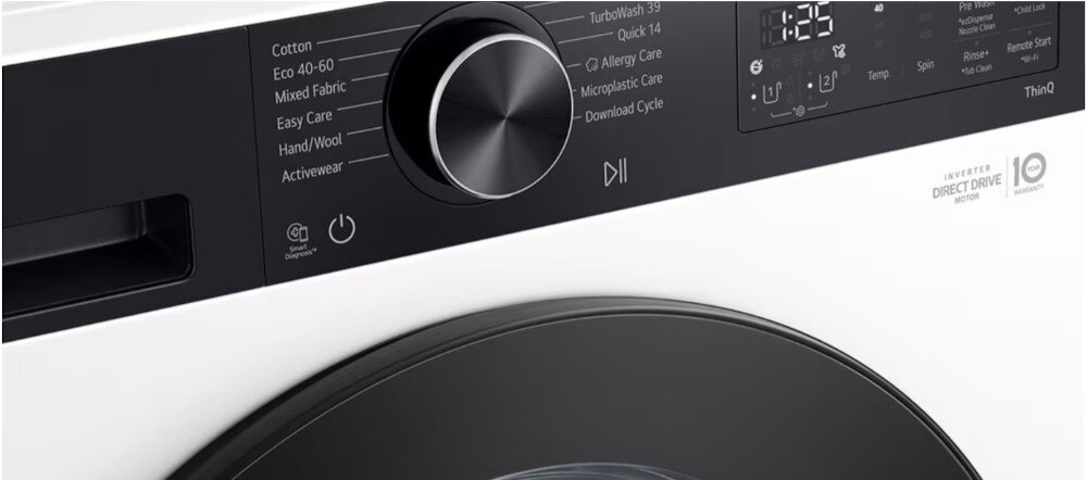 PRALKA LG F4X5509THB Grafika przedstawia drzwi pralki wypełnione ubraniami na tle czystej wody, z ikoną koszulki i opadających cząstek symbolizujących mikroplastik. Na dole widoczny jest okrągły znacznik „60%” ze strzałką w dół, podkreślający redukcję uwalniania mikroplastiku dzięki specjalnemu programowi prania