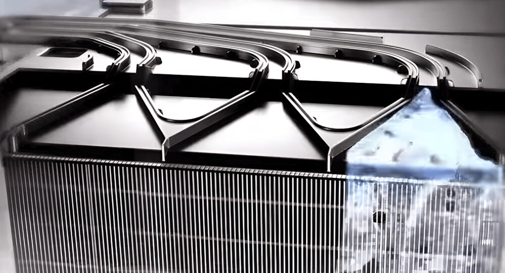 SUSZARKA LG RHX7010TBB Na zdjęciu przedstawiono fragment technologicznego podzespołu – prawdopodobnie wymiennika ciepła lub radiatora z aluminiowymi żebrami. Widać system kanalików lub rurek prowadzących ciecz chłodzącą, a po prawej stronie ukazano efekt przepływu wody lub kondensacji. Obraz podkreśla zaawansowanie techniczne urządzenia