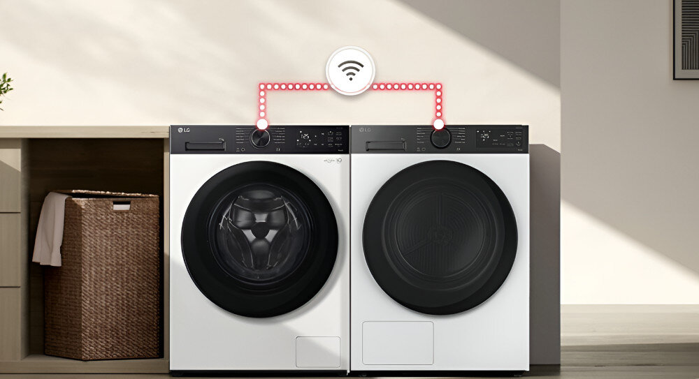 SUSZARKA LG RHX5009NHB Zdjęcie przedstawia pralkę i suszarkę LG ustawione obok siebie w jasnym wnętrzu. Nad urządzeniami widoczna jest grafika z symbolem Wi-Fi i linią łączącą oba panele sterowania, co sugeruje komunikację i integrację sprzętów przez sieć bezprzewodową Smart Pairing™ automatyczne dopasowanie współpraca z pralką optymalny program suszenia bezobsługowe suszenie wygoda oszczędność czasu brak pomyłek idealne dopasowanie inteligentne suszenie