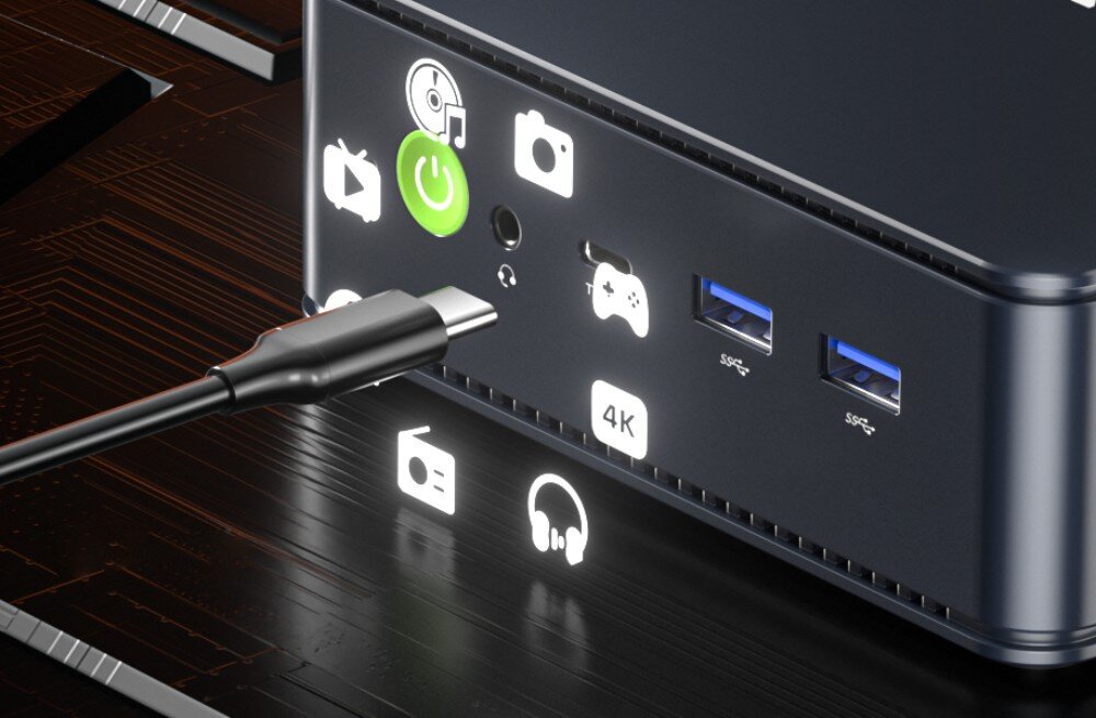Komputer GMKTEC M6 Zbliżenie na przedni panel z gniazdem USB-C, dwoma portami USB, gniazdem słuchawkowym i ikonami funkcji na obudowie, porty, gniazda
