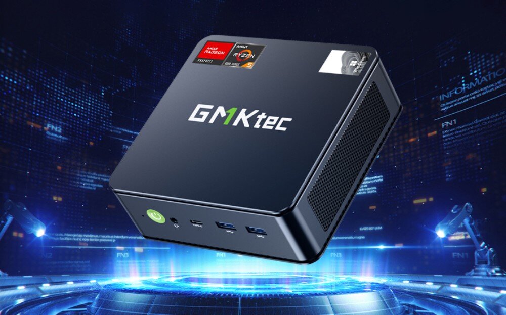 Komputer GMKTEC M6 Widok z przodu na urządzenie z podświetlonym przyciskiem zasilania i portami USB, w tle cyfrowa grafika w niebieskiej kolorystyce, dysk, pojemność, prędkość