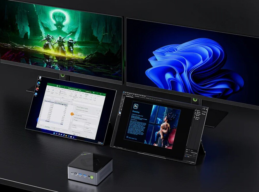 Komputer GMKTEC M7 Cztery monitory podłączone do jednego komputera mini PC, na ekranach widać grę, system Windows, program Excel i edytor graficzny, monitory, ekrany, podłączenie
