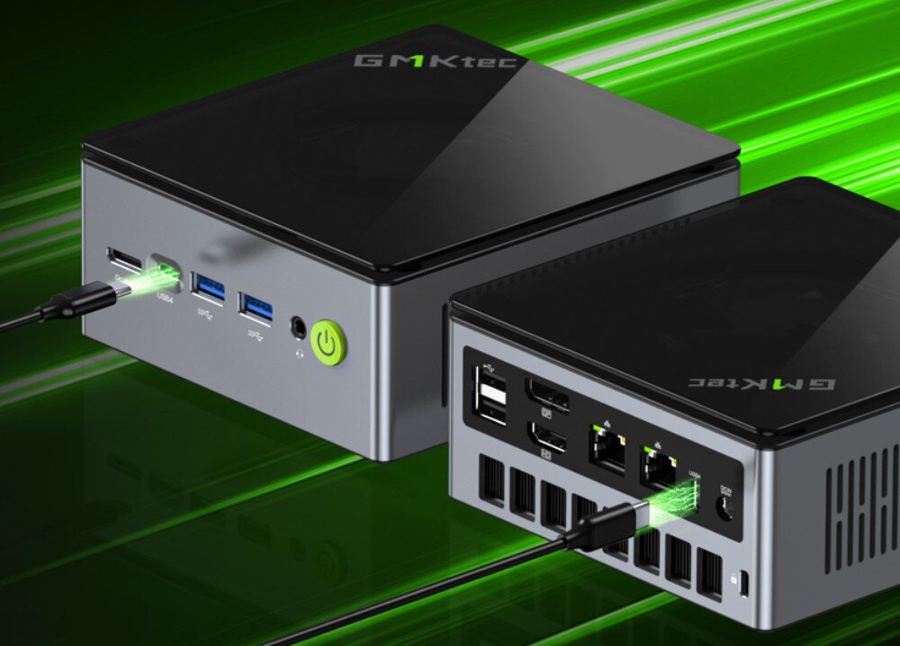 Komputer GMKTEC M7 Dwa komputery mini PC podłączone przewodami do zasilania i sieci, widoczne porty na przednim i tylnym panelu, tło z efektem świetlnym, porty, gniazda