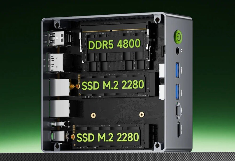 Komputer GMKTEC M7 Wnętrze obudowy mini PC z zamontowanymi dwoma nośnikami SSD M.2 i jedną kością pamięci RAM DDR5, widoczne też porty na bocznym panelu, gniazda M.2, rozbudowa, modernizacja