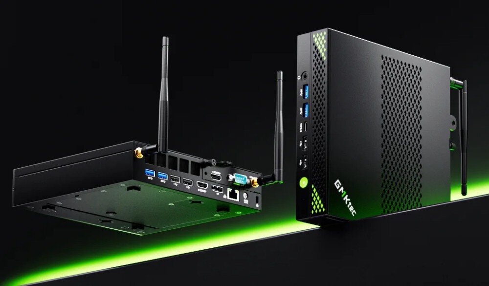 Komputer GMKTEC K10 Czarny komputer typu mini PC z zielonym podświetleniem, widoczny w dwóch pozycjach – w pionie oraz z tyłu w pozycji poziomej z antenami i kompletem portów, opis
