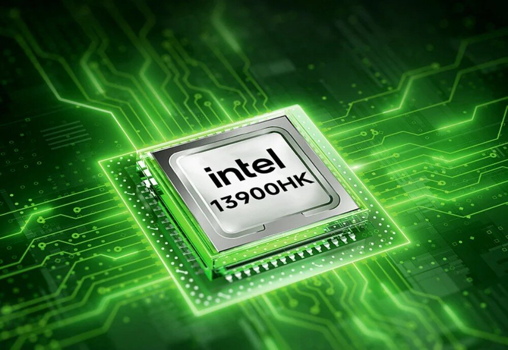 Komputer GMKTEC K10 Grafika przedstawiająca procesor z napisem 'intel 13900HK' osadzony w zielonym, cyfrowym tle symbolizującym obwody drukowane, podzespoły, procesor, karta graficzna