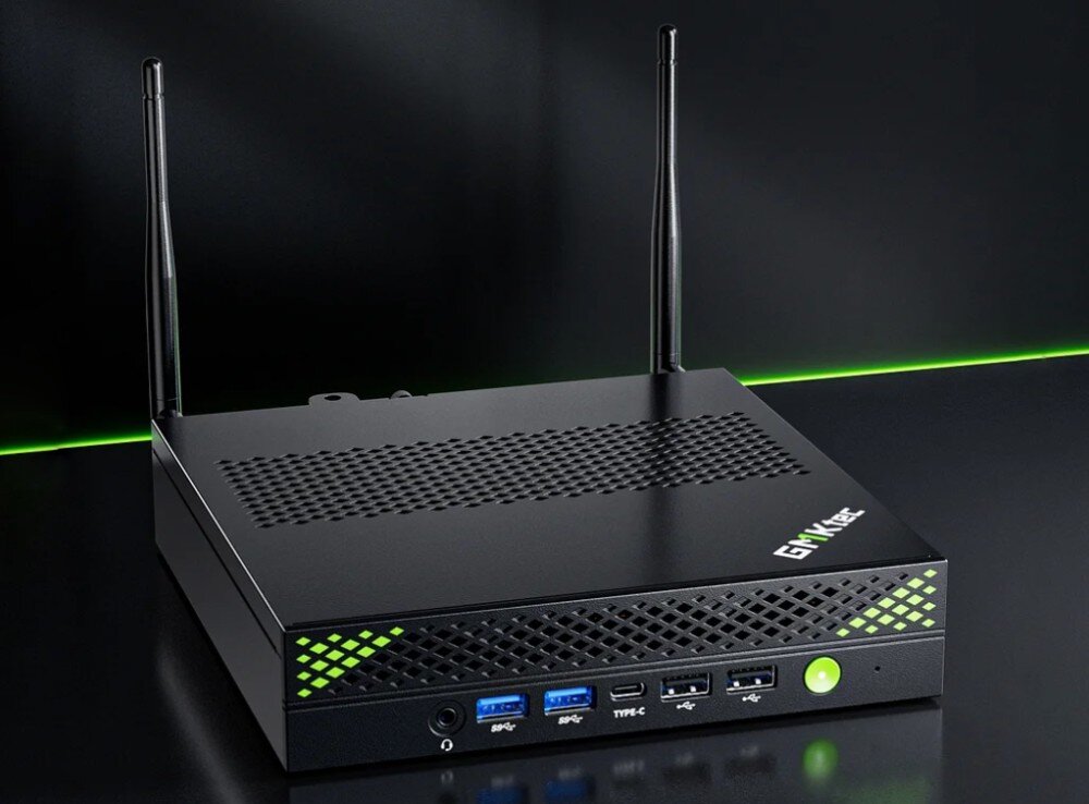 Komputer GMKTEC K10 Komputer mini PC widziany z przodu, z dwiema antenami i zestawem złączy w tym USB, USB-C i gniazdem audio, umieszczony na czarnym tle z zielonym akcentem, dysk, pojemność