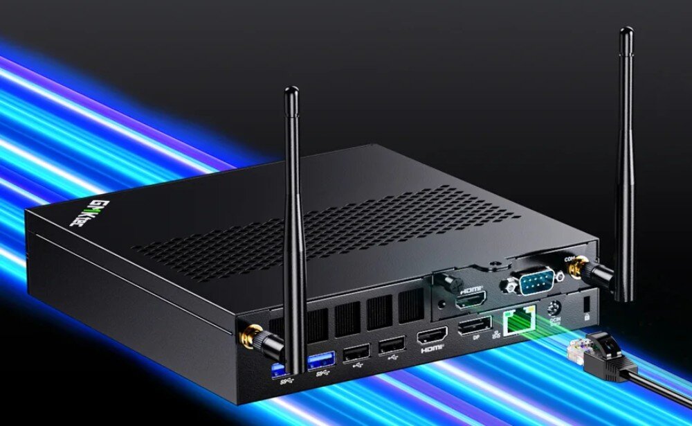 Komputer GMKTEC K10 Tylny panel mini PC z antenami, złączami HDMI, DisplayPort, COM, LAN i wieloma portami USB, na tle niebieskich linii symbolizujących szybkie połączenie, łączność, Wi-Fi, Bluetooth