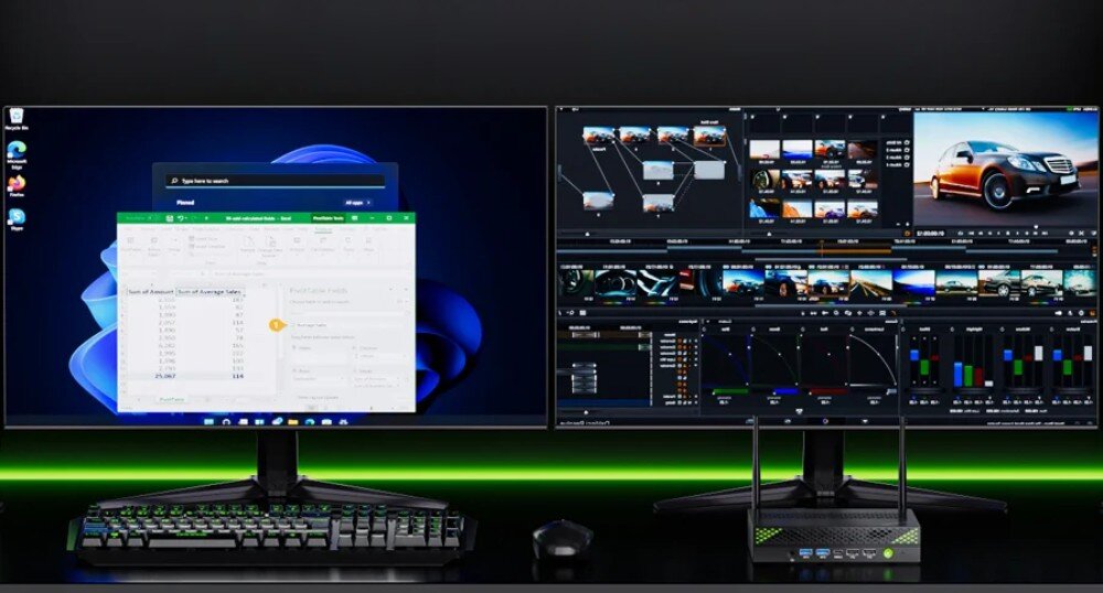 Komputer GMKTEC K10 Dwa monitory pokazujące interfejsy systemu operacyjnego i programu do edycji wideo, na biurku znajduje się klawiatura, mysz i mini PC z antenami pośrodku, porty, gniazda, podłączenie