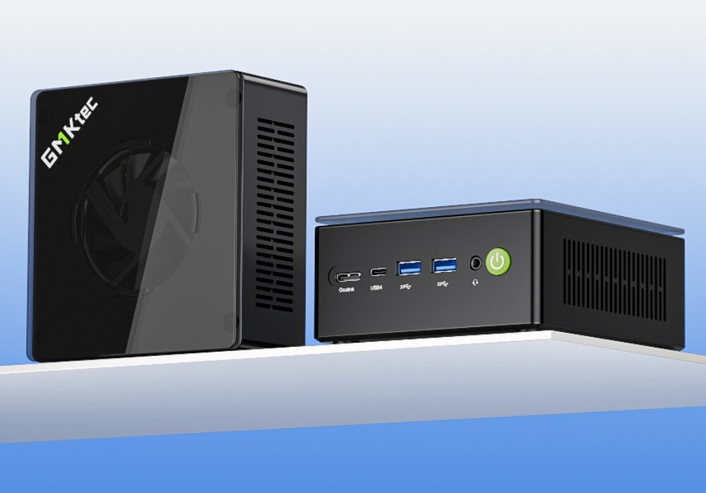 Komputer GMKTEC K8 Plus Dwa widoczne komputery typu mini PC ustawione obok siebie na białej powierzchni, jeden stoi pionowo, drugi poziomo z widocznymi portami i przyciskiem zasilania, opis