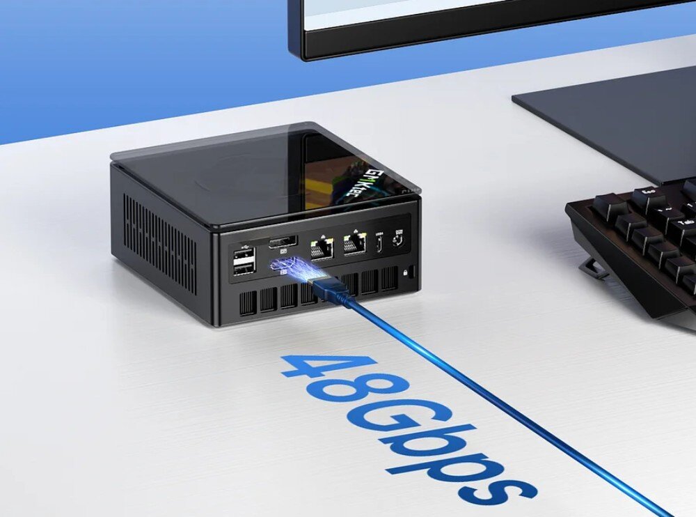 Komputer GMKTEC K8 Plus Tylny panel mini PC z podłączonym przewodem sieciowym i opisem przepustowości 48 Gbps, na biurku obok klawiatury, porty USB-C 4.0, przepustowość, zastosowanie