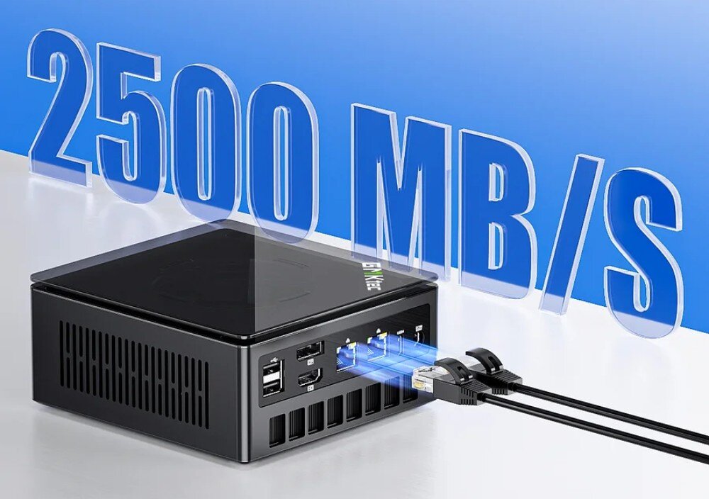 Komputer GMKTEC K8 Plus Tył mini PC z dwoma podłączonymi kablami LAN oraz dużym napisem '2500 MB/s' w tle, ustawiony na białej powierzchni, porty LAN, sieć, łączność, Wi-Fi 6, Bluetooth