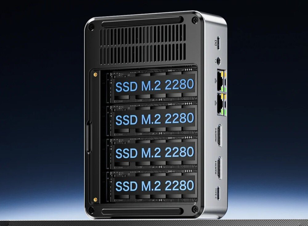 Komputer GMKTEC G9 Mini komputer ustawiony pionowo z widocznymi czterema zainstalowanymi dyskami SSD M.2 2280 i portami na bocznym panelu, gniazda na dyski, pojemność