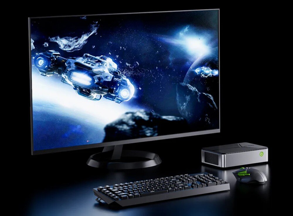 Komputer GMKTEC G9 Monitor z grafiką kosmiczną, a obok niego mini komputer, klawiatura i mysz na czarnym tle, zastosowanie, działanie, przeznaczenie