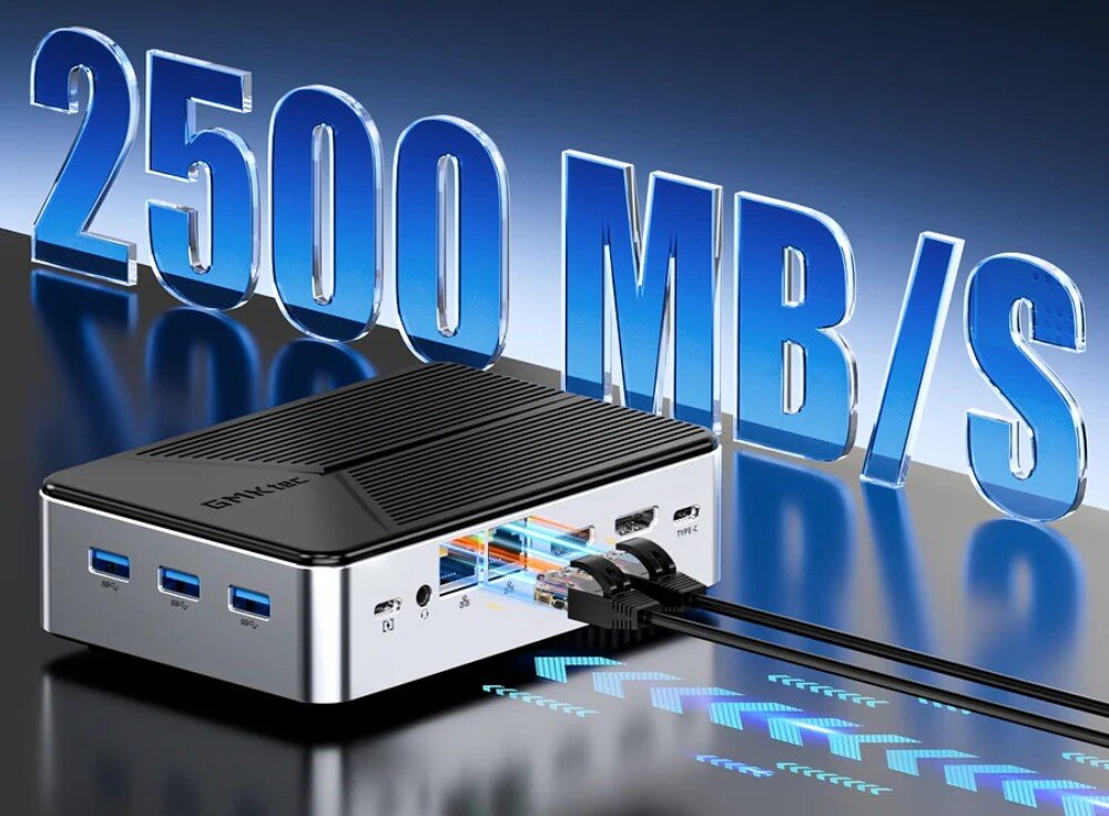 Komputer GMKTEC G9 Mini komputer z trzema kablami sieciowymi, z napisem '2500 MB/s' w tle symbolizującym przepustowość, obok trzy porty USB, porty LAN, przepustowość