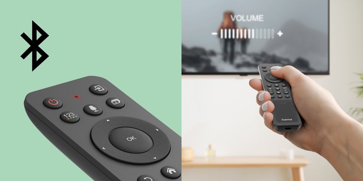Obraz przedstawia dwa ujęcia pilota uniwersalnego z logo Bluetooth. Na jednym z ujęć pilot jest trzymany w dłoni, a w tle widać telewizor z napisem \'VOLUME\'.