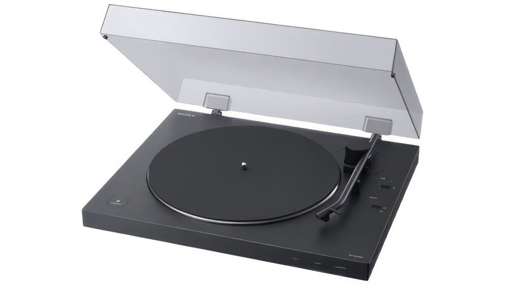 Czarny gramofon z przezroczystą pokrywą, posiada talerz i ramię z igłą. Na obudowie widoczne są przyciski oraz logo SONY.