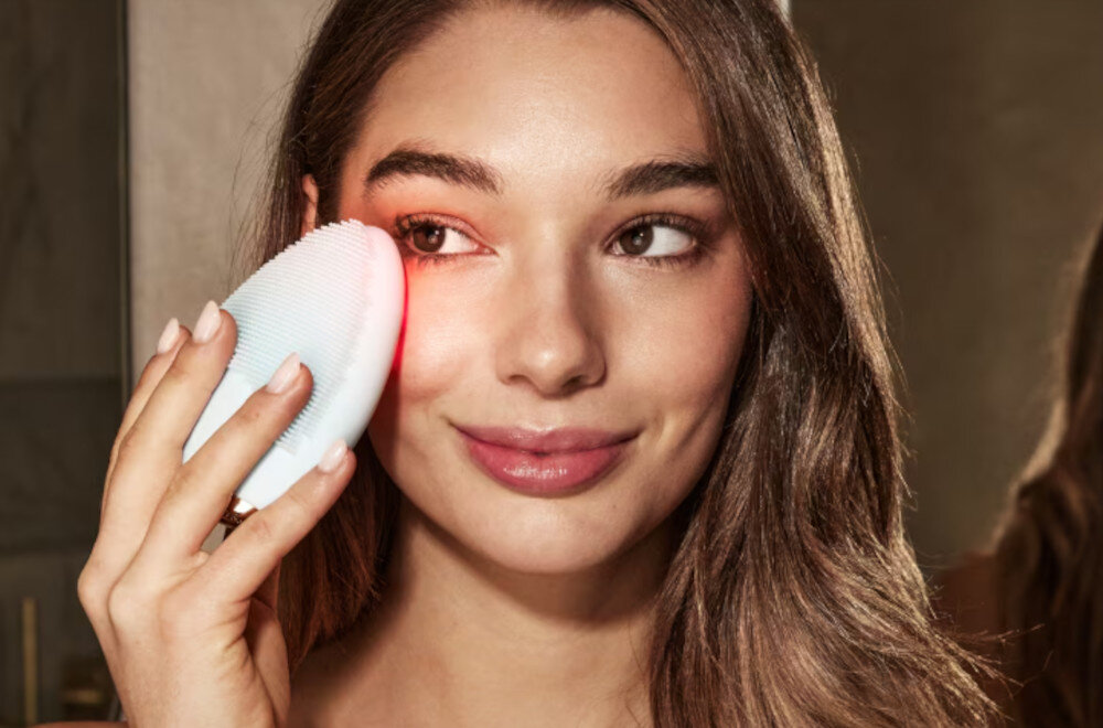 Szczoteczka soniczna do twarzy SILK'N Bright Lux 4w1 Niebieski zdjęcie lifestyle Skuteczne oczyszczanie  7 poziomów intensywności dopasowanie praca potrzeby