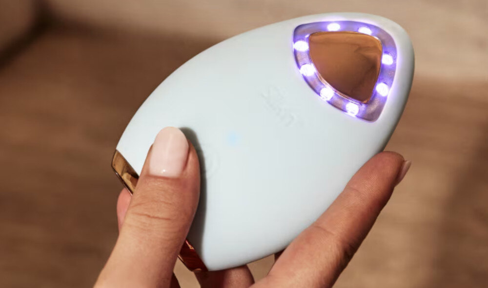 Szczoteczka soniczna do twarzy SILK'N Bright Lux 4w1 Niebieski zdjęcie lifestyle Pięć trybów oczyszczanie, masaż, światło LED, technologię bliskiej podczerwieni funkcję chłodzenia