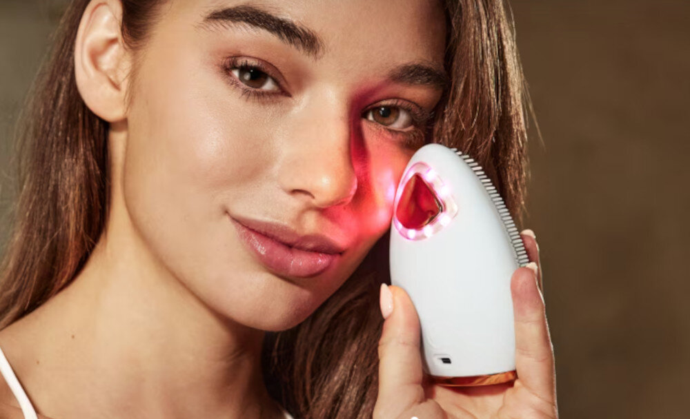 Szczoteczka soniczna do twarzy SILK'N Bright Lux 4w1 Niebieski zdjęcie lifestyle Światło LED i podczerwieńd Technologie LED i bliskiej podczerwieni