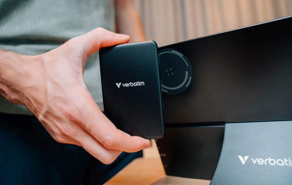 Monitor VERBATIM ALU 13.3 cala WUXGA z powerbankiem 5000mAh Czarny prezentacja powerbanka mężczyzna trzymający go przy monitorze powerbank 5000 mAh mobilność niezależność wygoda