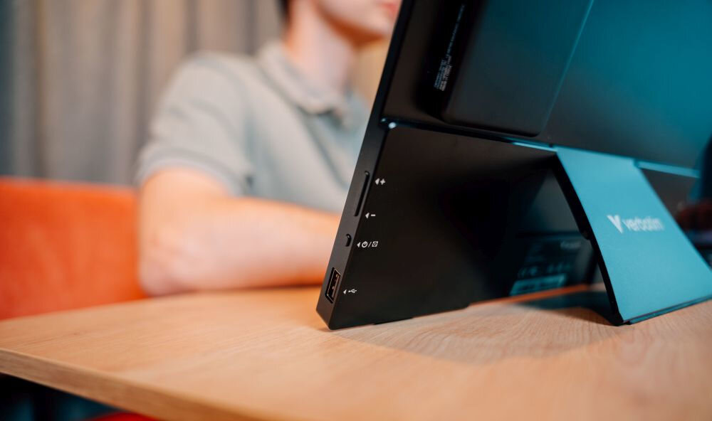 Monitor VERBATIM ALU 13.3 cala WUXGA z powerbankiem 5000mAh Czarny zbliżenie na porty w monitorze monitor stojący na biurku w pokoju przenośny kompatybilność USB-C micro HDMI