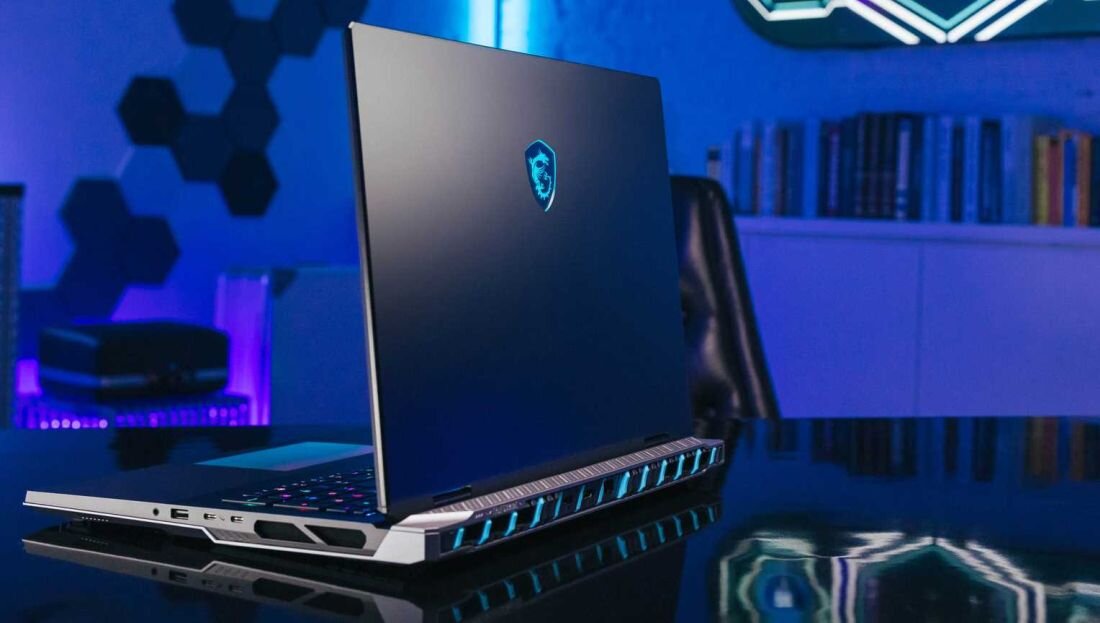 Laptop MSI Titan 18 HX AI - Laptop na biurku z włączonym ekranem, gotowy do pracy lub nauki w domowym biurze – obudowa z magnezowo-aluminiowego stopu