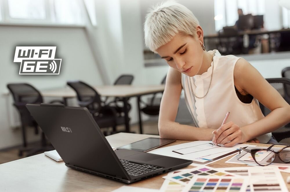 Osoba prowadzi rozmowę online na laptopie DELL Pro 14 Plus PB14250 korzystając z kamery FHD 1080p w domowym wnętrzu – mikrofon dwumacierzowy Cirrus Logic redukcja szumów