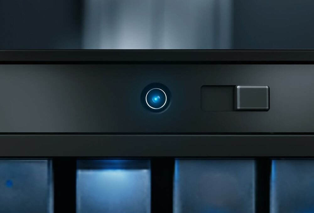 Zbliżenie na górną ramkę ekranu laptopa MSI, widoczna kamera internetowa z niebieskim podświetleniem oraz fizyczna przesłona prywatności (Webcam Shutter), która pozwala zasłonić obiektyw, chroniąc prywatność użytkownika. - Fizyczna zasłona kamery  