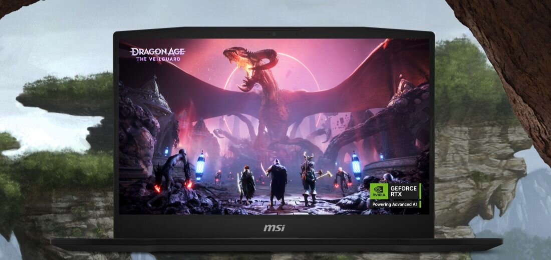Laptop MSI Katana 15 HX wyświetla dynamiczną scenę z gry akcji na ekranie otoczonym naturalnym krajobrazem – matryca Full HD 1920×1080 px 144 Hz IPS-Level