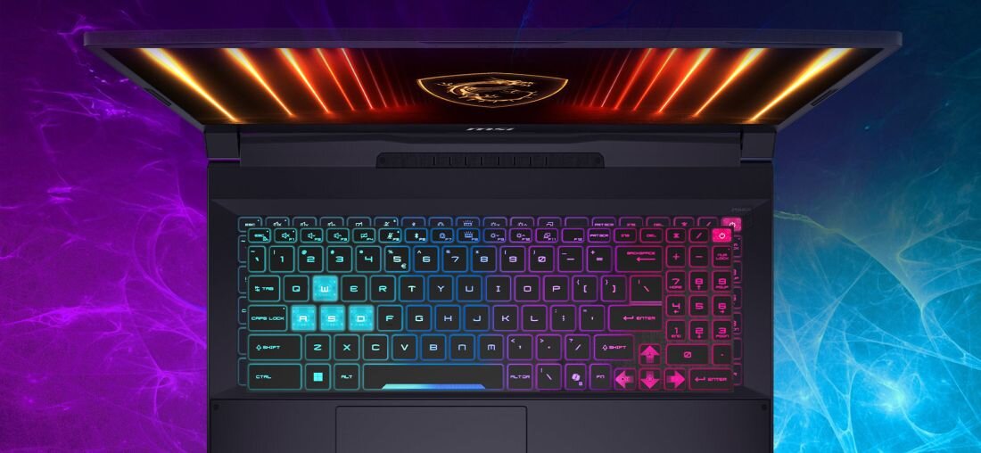 Laptop MSI Katana 15 HX z podświetlaną klawiaturą pokazany obok oznaczeń Hi-Res Audio oraz Nahimic by SteelSeries – klawiatura czterostrefowe podświetlenie RGB skok 1,7 mm klawisz Copilot