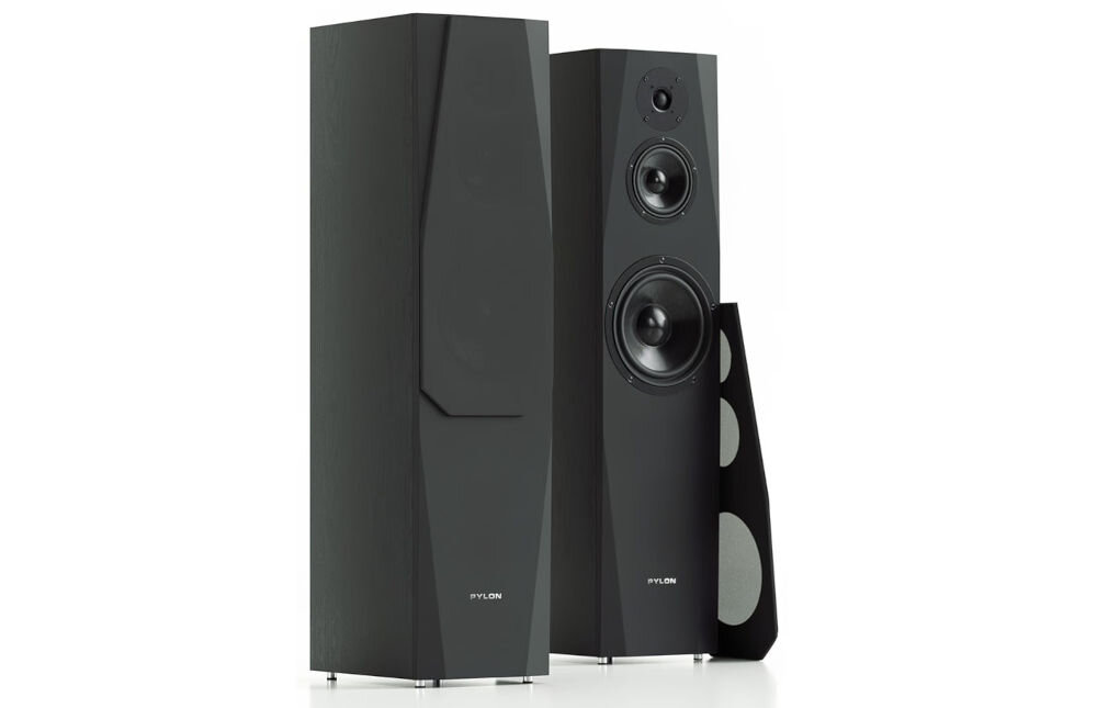 Kolumna głośnikowa PYLON AUDIO Sapphire 31 solidna obudowa i stabilna konstrukcja, kolumny głośnikowe po skosie na białym tle