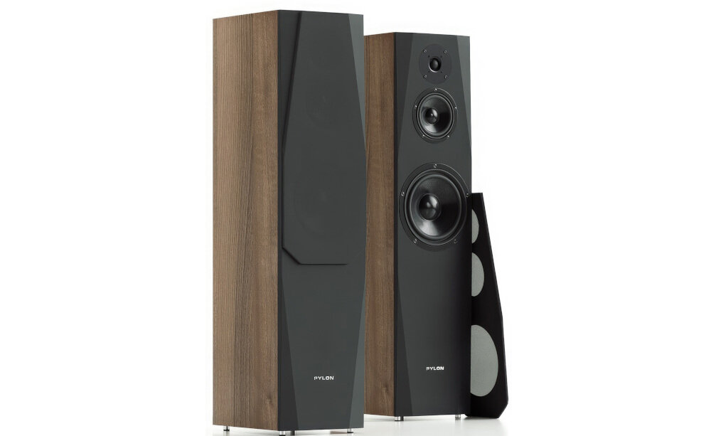 Kolumna głośnikowa PYLON AUDIO Sapphire 31 polska produkcja i eleganckie wykończenie, kolumny głośnikowe po skosie na białym tle