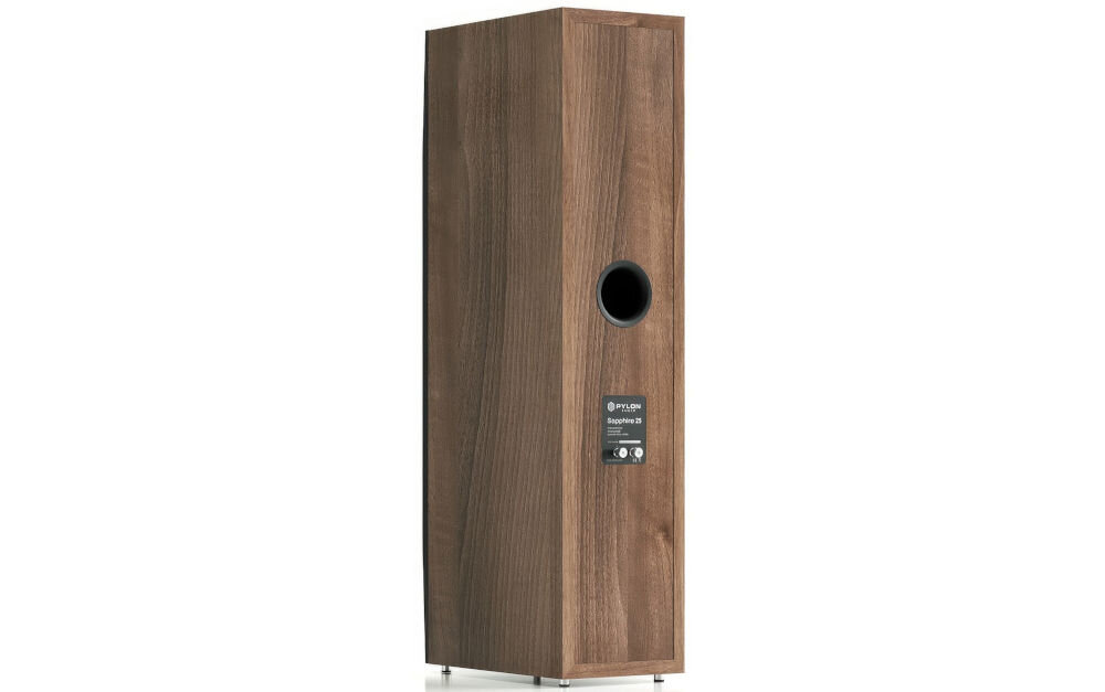 Kolumna PYLON AUDIO Sapphire 25 skuteczność 89 dB impedancja 4 ohm moc 120W RMS dynamiczne brzmienie, kolumna głośnikowa po skosie od tyłu na białym tle